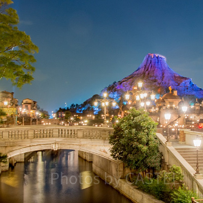 ヴェネツィアンゴンドラ手前の橋より撮影