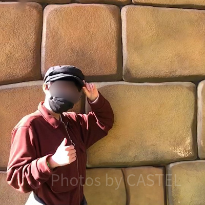 レンガの壁の前で撮影