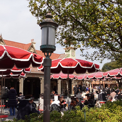 比較的混んでいるお昼前のキャプテンフックスギャレーのテラス席