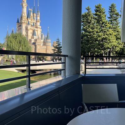 トゥモローランド・テラスのテラス席