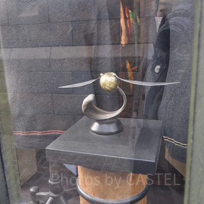 ハリー・ポッターエリアのショーウインドウには「ゴールデンスニッチ」の実物サイズも展示されている