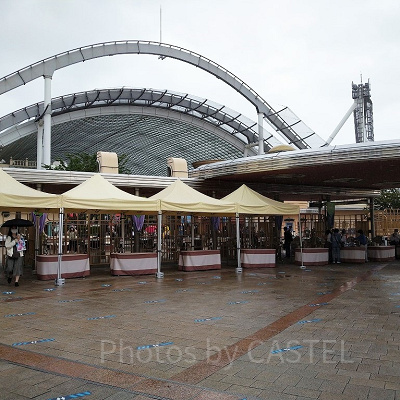 手荷物検査のブースは入場口