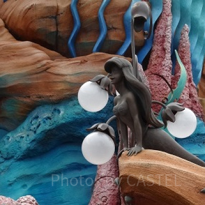 　アンダーザシーの入り口にあるアリエルの銅像は、マーメイドラグーンのフォトスポット！