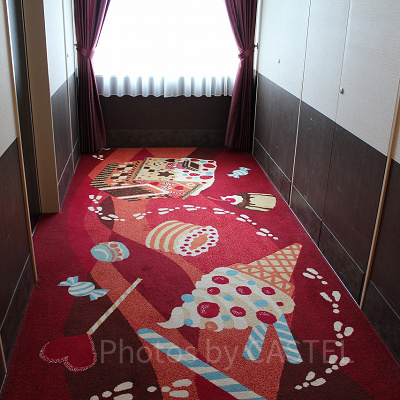 廊下のカーペットもキュート（こちらはお菓子のフロア）