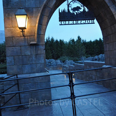 ホグワーツ・マジカル・セレブレーションのキャストはプロジェクトマッピング中はこの通路付近で待機／USJ（2019年）