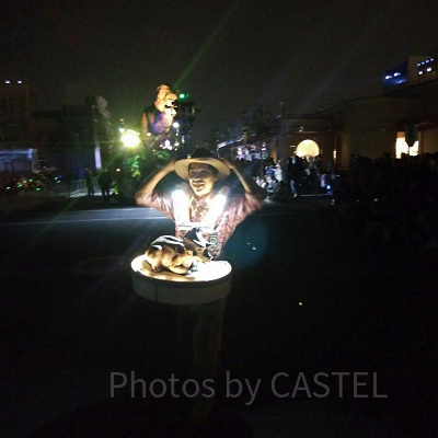 キャストはパレード中もゲストとの触れ合いを大切にしている／USJ新ナイトパレード