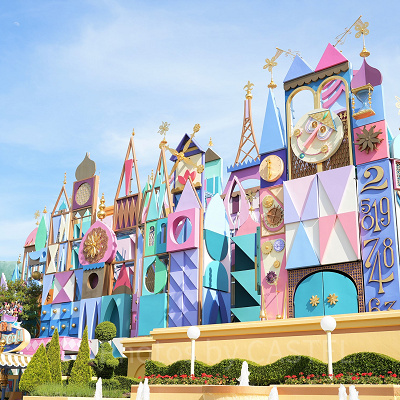 カラフルな建物が目印