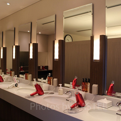 脱衣室には大きな鏡とハイパワーのヘアドライヤーを完備