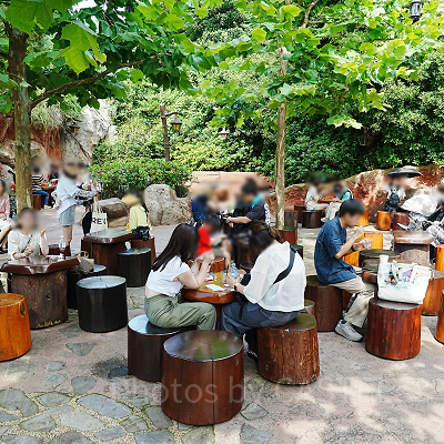 ラケッティのラクーンサルーンの飲食スペースは休憩にぴったり