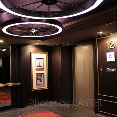 12階・クラブルームのエレベーターフロアは高級感ある装飾