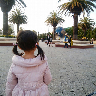 USJのエントランスは植栽の花壇がベンチになっている