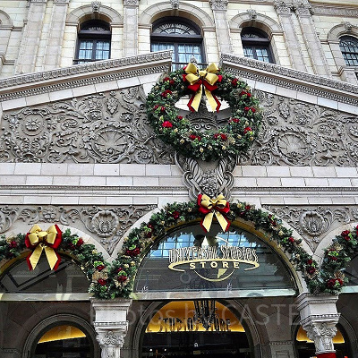 クリスマスリースが美しいユニバーサルスタジオストアの外観