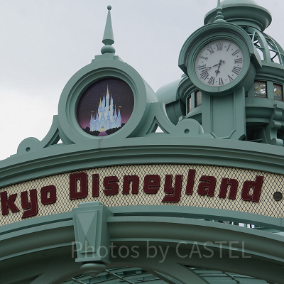 舞浜駅から1番最初に見るシンデレラ城と時計