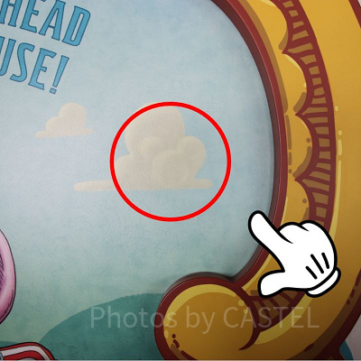 モコモコの雲がミッキーの形