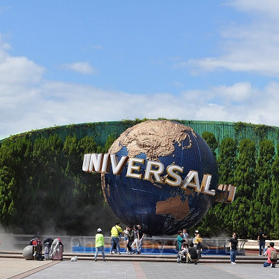 ユニバのエントランスにある地球儀