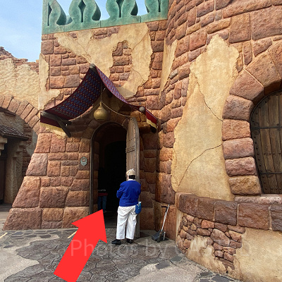 紫色のテントのような屋根が目印