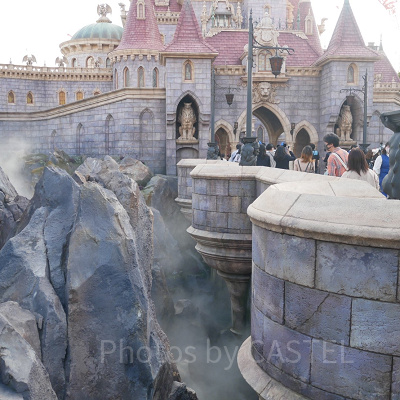 美女と野獣の城へ向かう列