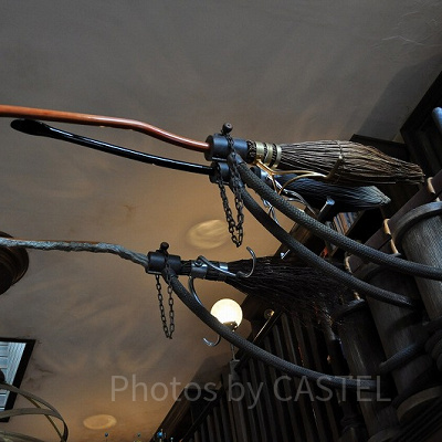 ハリー・ポッターエリアに展示されている魔法の箒／USJ