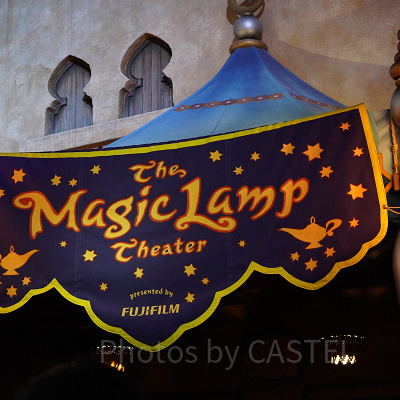 ランプの魔人ジーニーのパフォーマンスが楽しいマジックランプシアター