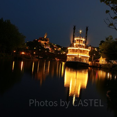 夜のマークトウェイン号。