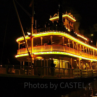 夜はライトアップが美しいマークトウェイン号