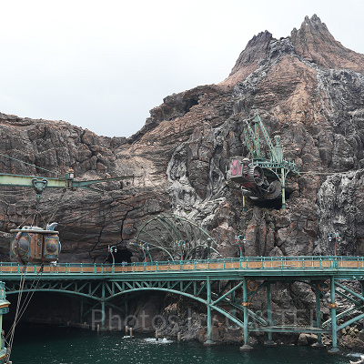 『海底二万里』に登場する島がモチーフとなっている