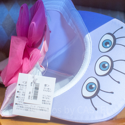 ポイントはつば裏のお目目！