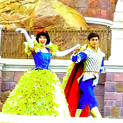 白雪姫の王子様も登場です。王子のマントは白雪姫のスカートとお揃い！