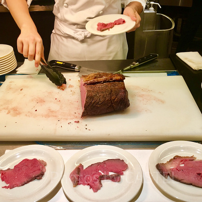 目の前で切ってくれるローストビーフは絶品