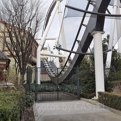 ハリウッド・ドリーム・ザ・ライドの滑走路は地面スレスレまで通ります（左の建物はパークサイドグリル）