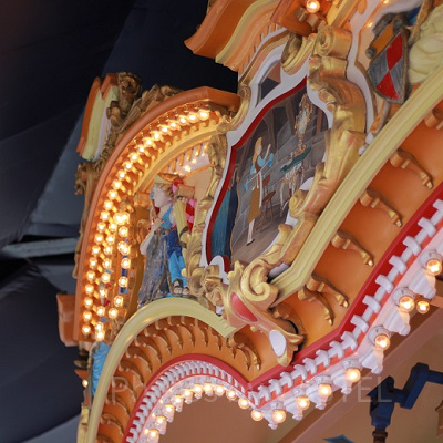 天井の側面にはシンデレラのストーリーが描かれています。