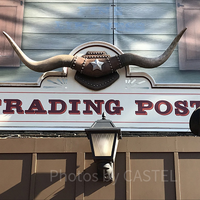 トレーディングポスト正面入り口の看板 