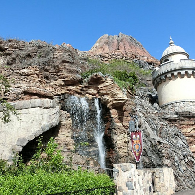 プロメテウス火山のふもとの滝、初めて知りました。