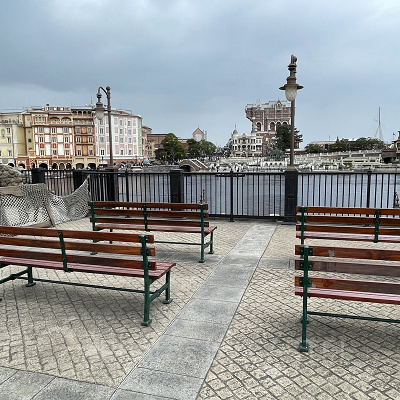 トランジットスチーマーライン出口のベンチ（ベンチの数は6つ）