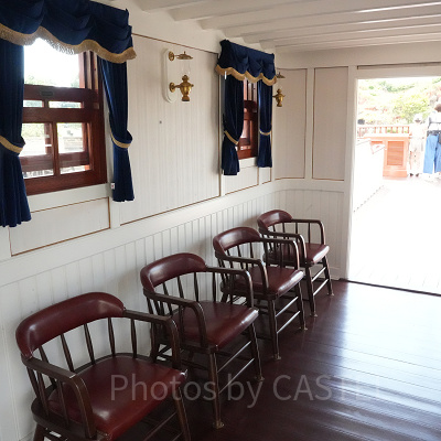 1階のメインデッキにはゆっくり座れるイスがたくさんあります