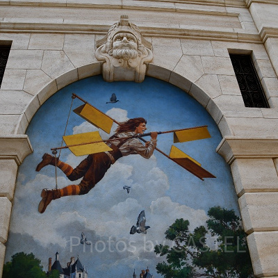 建物の階段付近にも楽しめる装飾がたくさん
