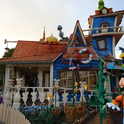 ディズニーランドにはたくさんの制服の学生たちが…