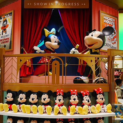 エレベーター裏にはミッキーとミニーの装飾が！