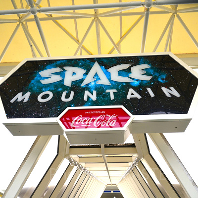 スペース・マウンテンの座席も2列ずつになっています