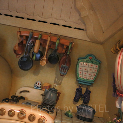 コンロの上にはポットが。紅茶を入れるのでしょうか？