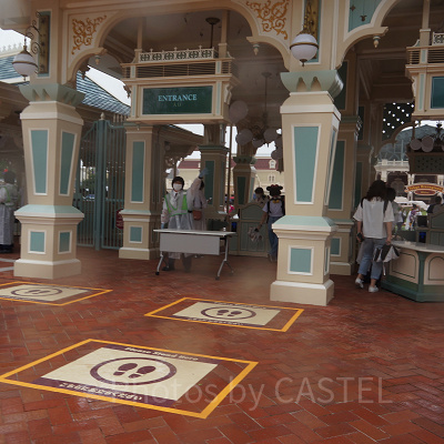 「こちらでおまちください」の印があります