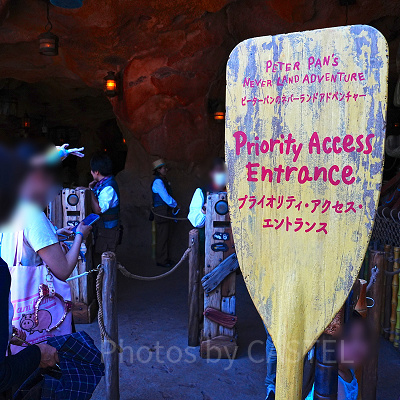 プライオリティ・アクセス・エントランスには案内看板がある