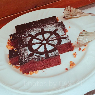 公開記念パーティーらしいデザートも