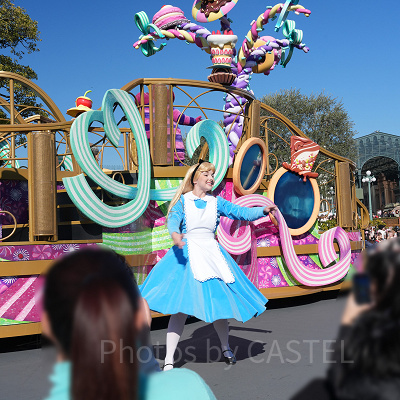 キャラクターたちがフロートから降りてくる演出も！（イッツ・ア・スウィーツフルタイム！）