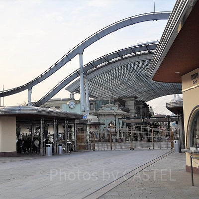 チケットブースの裏に入場ゲートがある（右側の建物がチケットブース）