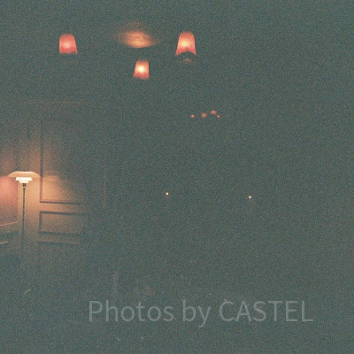 フラッシュを焚かずに「写ルンです」で屋内を撮影した場合はこんな感じに…。