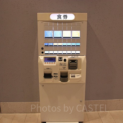 カフェ前の券売機