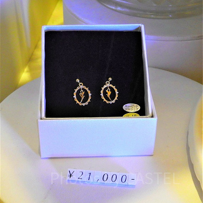 サークルの中央にティンカーベルが