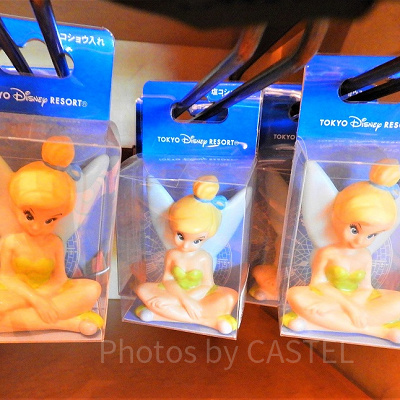 あぐらでキュートに座るティンカーベル