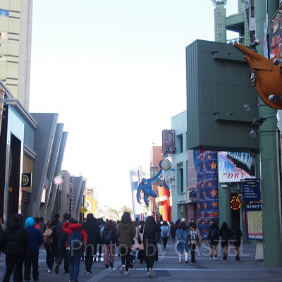 人混みやアトラクションの長い待ち時間で疲れる